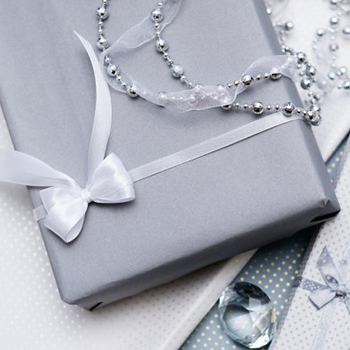 HOW TO CORRECTLY DISPLAY THE NOBILITY OF JEWELRY?