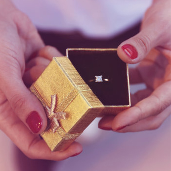 HOW TO CORRECTLY DISPLAY THE NOBILITY OF JEWELRY?